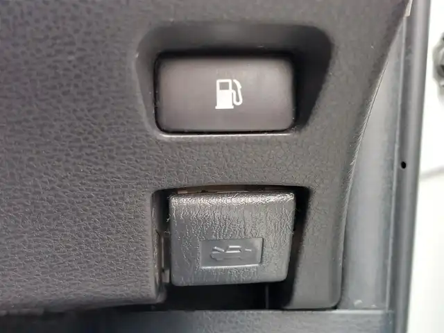トヨタ ハリアー エレガンス 東京都 2018(平30)年 12.3万km ホワイトパールクリスタルシャイン Toyota Safety Sense P/・プリクラッシュセーフティシステム/・レーンディパーチャーアラート/・アダプティブハイビームシステム/・レーダークルーズコントロール/純正ナビ/フルセグTV/バックカメラ/ETC/パワーシート/ハーフレザーシート/アイドリングストップ/LEDヘッドライト/オートライト/オートマチックハイビーム/MTモード付きAT/17インチ純正アルミホイール/純正フロアマット/アルミホイール付きスタッドレスタイヤ4本車載