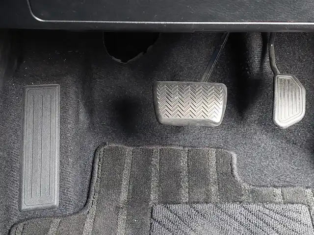 トヨタ ハリアー エレガンス 東京都 2018(平30)年 12.3万km ホワイトパールクリスタルシャイン Toyota Safety Sense P/・プリクラッシュセーフティシステム/・レーンディパーチャーアラート/・アダプティブハイビームシステム/・レーダークルーズコントロール/純正ナビ/フルセグTV/バックカメラ/ETC/パワーシート/ハーフレザーシート/アイドリングストップ/LEDヘッドライト/オートライト/オートマチックハイビーム/MTモード付きAT/17インチ純正アルミホイール/純正フロアマット/アルミホイール付きスタッドレスタイヤ4本車載