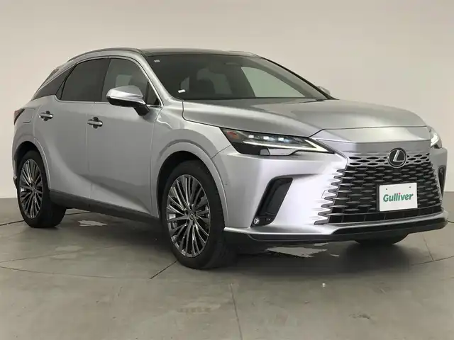 レクサス ＲＸ 450h+ バージョンL 愛知県 2023(令5)年 1.6万km シルバー メーカー14型メモリナビ/（FM/AM/BT/フルセグTV/HDMI）　/パノラマムーンルーフ　/全方位バックカメラ　/ハーフレザーシート　/全席シートヒーター　/全席エアシート　/ステアリングヒーター　/前席パワーシート　/リヤシート折り畳みボタン/ＥＴＣ２．０　/前後ドラレコ/レクサスセーフティシステム+/・衝突被害軽減ブレーキ/・カラーヘッドアップディスプレイ/・車線はみ出しアラート/・レーントレーシングアシスト/・レーンチェンジアシスト/・レーダークルーズコントロール/・アダプティブハイビームシステム /・ロードサインアシスト/・発進遅れ告知機能/・ドライバー異常時対応システム/・ドライバーモニター連携/・フロントクロストラフィックアラート/・プロアクティブドライビングアシスト/・ブラインドスポットモニター/・後方車両接近告知/・パーキングサポートブレーキ/純正フロアマット/純正21インチAW/三眼LEDヘッドライト