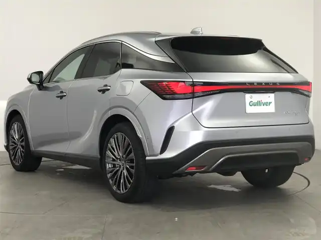 レクサス ＲＸ 450h+ バージョンL 愛知県 2023(令5)年 1.6万km シルバー メーカー14型メモリナビ/（FM/AM/BT/フルセグTV/HDMI）　/パノラマムーンルーフ　/全方位バックカメラ　/ハーフレザーシート　/全席シートヒーター　/全席エアシート　/ステアリングヒーター　/前席パワーシート　/リヤシート折り畳みボタン/ＥＴＣ２．０　/前後ドラレコ/レクサスセーフティシステム+/・衝突被害軽減ブレーキ/・カラーヘッドアップディスプレイ/・車線はみ出しアラート/・レーントレーシングアシスト/・レーンチェンジアシスト/・レーダークルーズコントロール/・アダプティブハイビームシステム /・ロードサインアシスト/・発進遅れ告知機能/・ドライバー異常時対応システム/・ドライバーモニター連携/・フロントクロストラフィックアラート/・プロアクティブドライビングアシスト/・ブラインドスポットモニター/・後方車両接近告知/・パーキングサポートブレーキ/純正フロアマット/純正21インチAW/三眼LEDヘッドライト