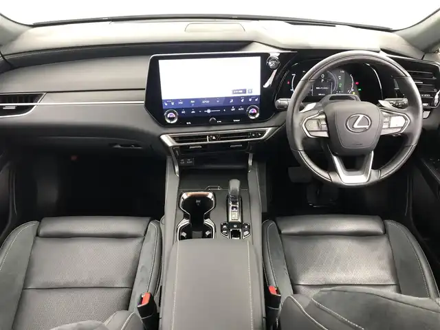 レクサス ＲＸ 450h+ バージョンL 愛知県 2023(令5)年 1.6万km シルバー メーカー14型メモリナビ/（FM/AM/BT/フルセグTV/HDMI）　/パノラマムーンルーフ　/全方位バックカメラ　/ハーフレザーシート　/全席シートヒーター　/全席エアシート　/ステアリングヒーター　/前席パワーシート　/リヤシート折り畳みボタン/ＥＴＣ２．０　/前後ドラレコ/レクサスセーフティシステム+/・衝突被害軽減ブレーキ/・カラーヘッドアップディスプレイ/・車線はみ出しアラート/・レーントレーシングアシスト/・レーンチェンジアシスト/・レーダークルーズコントロール/・アダプティブハイビームシステム /・ロードサインアシスト/・発進遅れ告知機能/・ドライバー異常時対応システム/・ドライバーモニター連携/・フロントクロストラフィックアラート/・プロアクティブドライビングアシスト/・ブラインドスポットモニター/・後方車両接近告知/・パーキングサポートブレーキ/純正フロアマット/純正21インチAW/三眼LEDヘッドライト