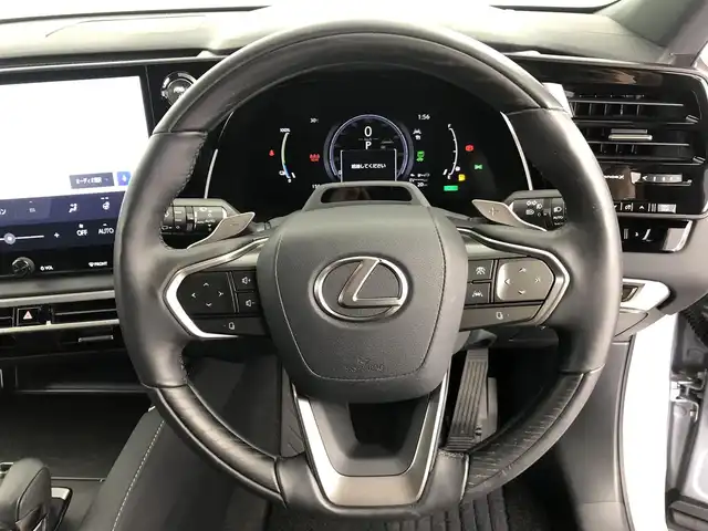 レクサス ＲＸ 450h+ バージョンL 愛知県 2023(令5)年 1.6万km シルバー メーカー14型メモリナビ/（FM/AM/BT/フルセグTV/HDMI）　/パノラマムーンルーフ　/全方位バックカメラ　/ハーフレザーシート　/全席シートヒーター　/全席エアシート　/ステアリングヒーター　/前席パワーシート　/リヤシート折り畳みボタン/ＥＴＣ２．０　/前後ドラレコ/レクサスセーフティシステム+/・衝突被害軽減ブレーキ/・カラーヘッドアップディスプレイ/・車線はみ出しアラート/・レーントレーシングアシスト/・レーンチェンジアシスト/・レーダークルーズコントロール/・アダプティブハイビームシステム /・ロードサインアシスト/・発進遅れ告知機能/・ドライバー異常時対応システム/・ドライバーモニター連携/・フロントクロストラフィックアラート/・プロアクティブドライビングアシスト/・ブラインドスポットモニター/・後方車両接近告知/・パーキングサポートブレーキ/純正フロアマット/純正21インチAW/三眼LEDヘッドライト