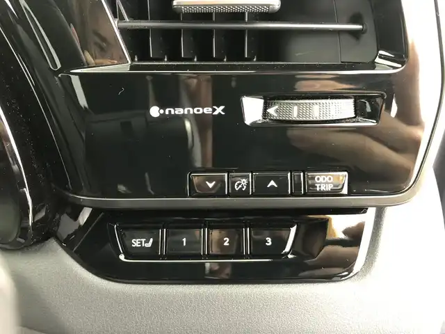 レクサス ＲＸ 450h+ バージョンL 愛知県 2023(令5)年 1.6万km シルバー メーカー14型メモリナビ/（FM/AM/BT/フルセグTV/HDMI）　/パノラマムーンルーフ　/全方位バックカメラ　/ハーフレザーシート　/全席シートヒーター　/全席エアシート　/ステアリングヒーター　/前席パワーシート　/リヤシート折り畳みボタン/ＥＴＣ２．０　/前後ドラレコ/レクサスセーフティシステム+/・衝突被害軽減ブレーキ/・カラーヘッドアップディスプレイ/・車線はみ出しアラート/・レーントレーシングアシスト/・レーンチェンジアシスト/・レーダークルーズコントロール/・アダプティブハイビームシステム /・ロードサインアシスト/・発進遅れ告知機能/・ドライバー異常時対応システム/・ドライバーモニター連携/・フロントクロストラフィックアラート/・プロアクティブドライビングアシスト/・ブラインドスポットモニター/・後方車両接近告知/・パーキングサポートブレーキ/純正フロアマット/純正21インチAW/三眼LEDヘッドライト
