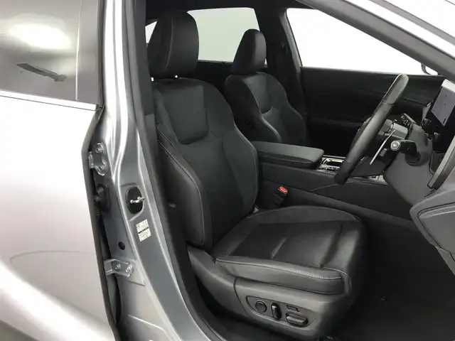 レクサス ＲＸ 450h+ バージョンL 愛知県 2023(令5)年 1.6万km シルバー メーカー14型メモリナビ/（FM/AM/BT/フルセグTV/HDMI）　/パノラマムーンルーフ　/全方位バックカメラ　/ハーフレザーシート　/全席シートヒーター　/全席エアシート　/ステアリングヒーター　/前席パワーシート　/リヤシート折り畳みボタン/ＥＴＣ２．０　/前後ドラレコ/レクサスセーフティシステム+/・衝突被害軽減ブレーキ/・カラーヘッドアップディスプレイ/・車線はみ出しアラート/・レーントレーシングアシスト/・レーンチェンジアシスト/・レーダークルーズコントロール/・アダプティブハイビームシステム /・ロードサインアシスト/・発進遅れ告知機能/・ドライバー異常時対応システム/・ドライバーモニター連携/・フロントクロストラフィックアラート/・プロアクティブドライビングアシスト/・ブラインドスポットモニター/・後方車両接近告知/・パーキングサポートブレーキ/純正フロアマット/純正21インチAW/三眼LEDヘッドライト