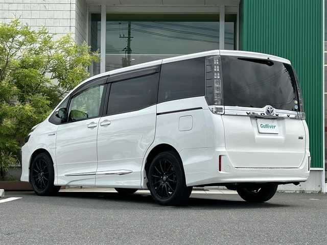 トヨタ ヴォクシー ハイブリッド V 岡山県 2015(平27)年 9.7万km ホワイトパールクリスタルシャイン 純正7インチナビ NSZT-W64T/フルセグTV、CD、DVD、Bluetooth、AM、FM/バックカメラ/ミラー一体型ドライブレコーダー/ワイヤレス充電/リアオートエアコン/前席シートヒーター/革調シートカバー/片側パワースライドドア/ビルトインETC/クルーズコントロール/GPSレーダー探知機/オートライト/革巻きステアリング