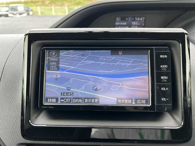 トヨタ ヴォクシー ハイブリッド V 岡山県 2015(平27)年 9.7万km ホワイトパールクリスタルシャイン 純正7インチナビ NSZT-W64T/フルセグTV、CD、DVD、Bluetooth、AM、FM/バックカメラ/ミラー一体型ドライブレコーダー/ワイヤレス充電/リアオートエアコン/前席シートヒーター/革調シートカバー/片側パワースライドドア/ビルトインETC/クルーズコントロール/GPSレーダー探知機/オートライト/革巻きステアリング