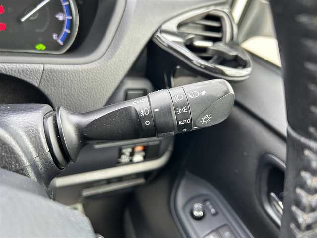 トヨタ ヴォクシー ハイブリッド V 岡山県 2015(平27)年 9.7万km ホワイトパールクリスタルシャイン 純正7インチナビ NSZT-W64T/フルセグTV、CD、DVD、Bluetooth、AM、FM/バックカメラ/ミラー一体型ドライブレコーダー/ワイヤレス充電/リアオートエアコン/前席シートヒーター/革調シートカバー/片側パワースライドドア/ビルトインETC/クルーズコントロール/GPSレーダー探知機/オートライト/革巻きステアリング