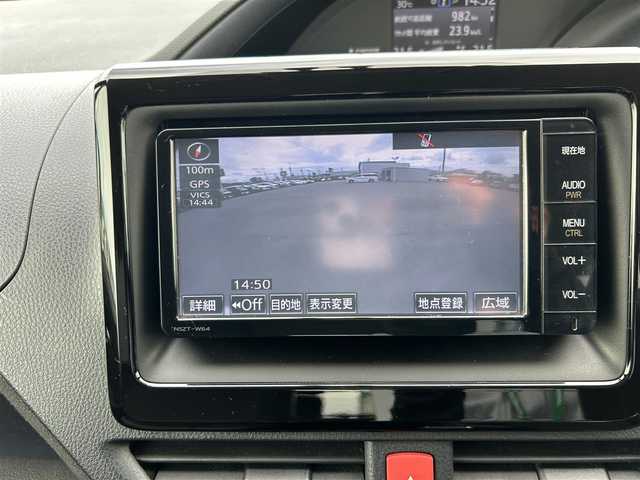 トヨタ ヴォクシー ハイブリッド V 岡山県 2015(平27)年 9.7万km ホワイトパールクリスタルシャイン 純正7インチナビ NSZT-W64T/フルセグTV、CD、DVD、Bluetooth、AM、FM/バックカメラ/ミラー一体型ドライブレコーダー/ワイヤレス充電/リアオートエアコン/前席シートヒーター/革調シートカバー/片側パワースライドドア/ビルトインETC/クルーズコントロール/GPSレーダー探知機/オートライト/革巻きステアリング