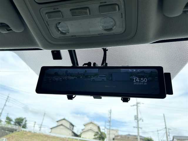 トヨタ ヴォクシー ハイブリッド V 岡山県 2015(平27)年 9.7万km ホワイトパールクリスタルシャイン 純正7インチナビ NSZT-W64T/フルセグTV、CD、DVD、Bluetooth、AM、FM/バックカメラ/ミラー一体型ドライブレコーダー/ワイヤレス充電/リアオートエアコン/前席シートヒーター/革調シートカバー/片側パワースライドドア/ビルトインETC/クルーズコントロール/GPSレーダー探知機/オートライト/革巻きステアリング