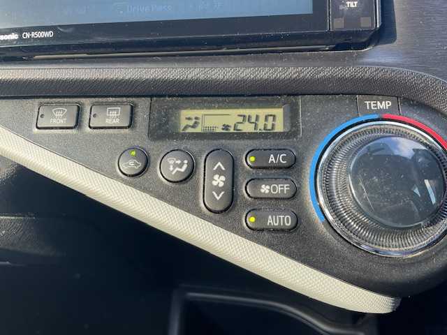 トヨタ アクア S 福岡県 2014(平26)年 5.1万km ライムホワイトパールクリスタルシャイン 社外ナビ(CN-R500WD)/ワンセグ CD DVD Bluetooth/ETC/電動格納ウインカーミラー/ドアバイザー/前後ドライブレコーダー/純正フロアマット/レベライザー/スペアキー1本/W+サイドSRS+ABS/保証書/取扱説明書