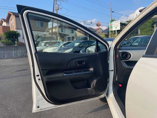 トヨタ アクア S 福岡県 2014(平26)年 5.1万km ライムホワイトパールクリスタルシャイン 社外ナビ(CN-R500WD)/ワンセグ CD DVD Bluetooth/ETC/電動格納ウインカーミラー/ドアバイザー/前後ドライブレコーダー/純正フロアマット/レベライザー/スペアキー1本/W+サイドSRS+ABS/保証書/取扱説明書