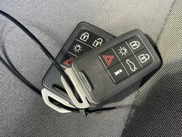 ボルボ Ｖ４０ クロスカントリー T5 AWD 長野県 2014(平26)年 12.9万km 白 ４WD/純正ナビ/純正17インチアルミ/ルーフレール/コーナーセンサー /パワーシート