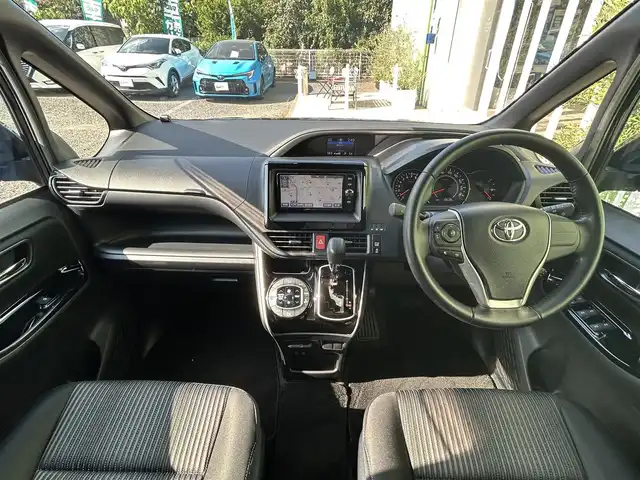 トヨタ ヴォクシー ZS 煌 埼玉県 2018(平30)年 1.4万km ブラック ワンオーナー車/純正ナビTV/バックカメラ/ビルトインETC2.0/両側パワースライドドア/LEDヘッドライト/セーフティセンス/レーダークルーズコントロール/レーンアシスト/プッシュスタート/スマートキー/走行１３６３８キロ/業者施工の内外装クリーニング済/保証書付整備手帳/取扱説明書