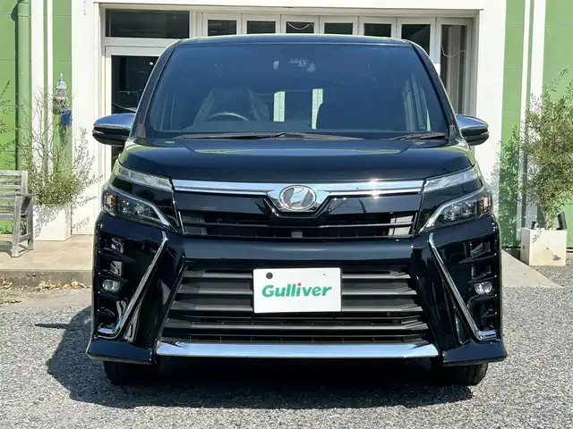 トヨタ ヴォクシー ZS 煌 埼玉県 2018(平30)年 1.4万km ブラック ワンオーナー車/純正ナビTV/バックカメラ/ビルトインETC2.0/両側パワースライドドア/LEDヘッドライト/セーフティセンス/レーダークルーズコントロール/レーンアシスト/プッシュスタート/スマートキー/走行１３６３８キロ/業者施工の内外装クリーニング済/保証書付整備手帳/取扱説明書