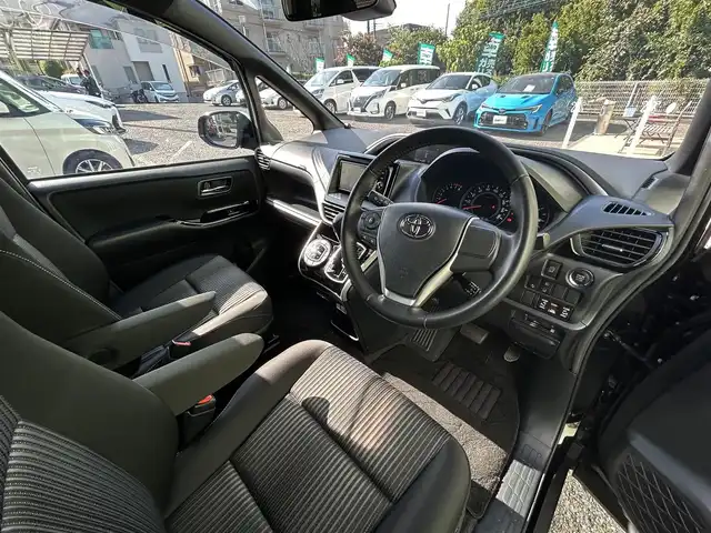 トヨタ ヴォクシー ZS 煌 埼玉県 2018(平30)年 1.4万km ブラック ワンオーナー車/純正ナビTV/バックカメラ/ビルトインETC2.0/両側パワースライドドア/LEDヘッドライト/セーフティセンス/レーダークルーズコントロール/レーンアシスト/プッシュスタート/スマートキー/走行１３６３８キロ/業者施工の内外装クリーニング済/保証書付整備手帳/取扱説明書