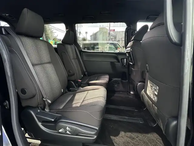 トヨタ ヴォクシー ZS 煌 埼玉県 2018(平30)年 1.4万km ブラック ワンオーナー車/純正ナビTV/バックカメラ/ビルトインETC2.0/両側パワースライドドア/LEDヘッドライト/セーフティセンス/レーダークルーズコントロール/レーンアシスト/プッシュスタート/スマートキー/走行１３６３８キロ/業者施工の内外装クリーニング済/保証書付整備手帳/取扱説明書