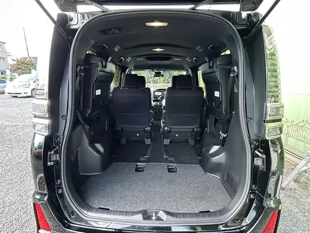 トヨタ ヴォクシー ZS 煌 埼玉県 2018(平30)年 1.4万km ブラック ワンオーナー車/純正ナビTV/バックカメラ/ビルトインETC2.0/両側パワースライドドア/LEDヘッドライト/セーフティセンス/レーダークルーズコントロール/レーンアシスト/プッシュスタート/スマートキー/走行１３６３８キロ/業者施工の内外装クリーニング済/保証書付整備手帳/取扱説明書