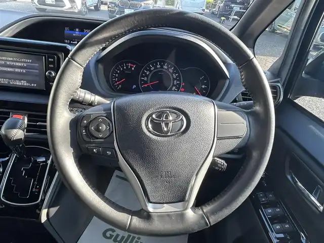 トヨタ ヴォクシー ZS 煌 埼玉県 2018(平30)年 1.4万km ブラック ワンオーナー車/純正ナビTV/バックカメラ/ビルトインETC2.0/両側パワースライドドア/LEDヘッドライト/セーフティセンス/レーダークルーズコントロール/レーンアシスト/プッシュスタート/スマートキー/走行１３６３８キロ/業者施工の内外装クリーニング済/保証書付整備手帳/取扱説明書