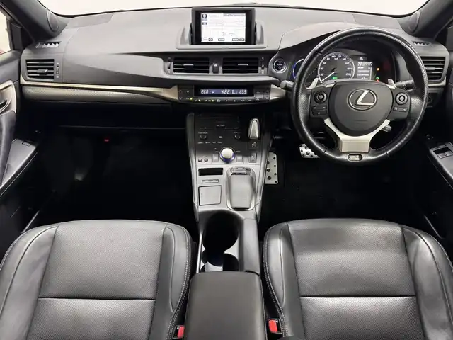 レクサス ＣＴ 200h Fスポーツ 三重県 2017(平29)年 3.9万km 赤／黒 ハイブリッド/FF/MTモード付インパネCVT/純正 7インチナビ/（AM/FM/CD/DVD/Blu-ray/SDREC/SD/USB/Bluetooth/AUX/TV）/バックガイドモニター/ドライブレコーダー 前方/ビルトイン ETC2.0/安全/・クリアランスソナー＆バックソナー/・S-VSC/・TRC/・緊急ブレーキシグナル/・車両接近通報装置/装備/・【OP】Fスポーツ用本革シート*/・8wayパワーシート（D電動ランバーサポート付8way/N4way）/・シートヒーター（D/N）/・左右独立オートエアコン（花粉除去モード付）/・オートライト/・LED ヘッドランプ＆フロントフォグランプ/・パドルシフト/・自動防眩ルームミラー/・【OP】オート電動格納式ドアミラー（広角・自動防眩・リバース連動チルトダウン・メモリー・ヒーター付）*/・【OP】雨滴感応式間欠フロントワイパー*/・プッシュスタート/・18inAW（純正流用）/・保/取/ナビ取/・スマートキーx2＋カードキーx1/・210系カローラスポーツ18inAW 純正流用/・外装色『レッドマイカクリスタルシャイン［3R1］×ブラック［212］［2LM］』/など/*…セットでメーカーOP
