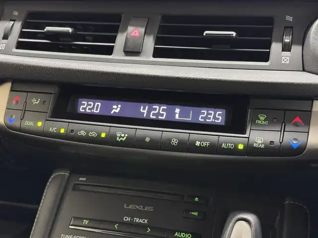 レクサス ＣＴ 200h Fスポーツ 三重県 2017(平29)年 3.9万km 赤／黒 ハイブリッド/FF/MTモード付インパネCVT/純正 7インチナビ/（AM/FM/CD/DVD/Blu-ray/SDREC/SD/USB/Bluetooth/AUX/TV）/バックガイドモニター/ドライブレコーダー 前方/ビルトイン ETC2.0/安全/・クリアランスソナー＆バックソナー/・S-VSC/・TRC/・緊急ブレーキシグナル/・車両接近通報装置/装備/・【OP】Fスポーツ用本革シート*/・8wayパワーシート（D電動ランバーサポート付8way/N4way）/・シートヒーター（D/N）/・左右独立オートエアコン（花粉除去モード付）/・オートライト/・LED ヘッドランプ＆フロントフォグランプ/・パドルシフト/・自動防眩ルームミラー/・【OP】オート電動格納式ドアミラー（広角・自動防眩・リバース連動チルトダウン・メモリー・ヒーター付）*/・【OP】雨滴感応式間欠フロントワイパー*/・プッシュスタート/・18inAW（純正流用）/・保/取/ナビ取/・スマートキーx2＋カードキーx1/・210系カローラスポーツ18inAW 純正流用/・外装色『レッドマイカクリスタルシャイン［3R1］×ブラック［212］［2LM］』/など/*…セットでメーカーOP