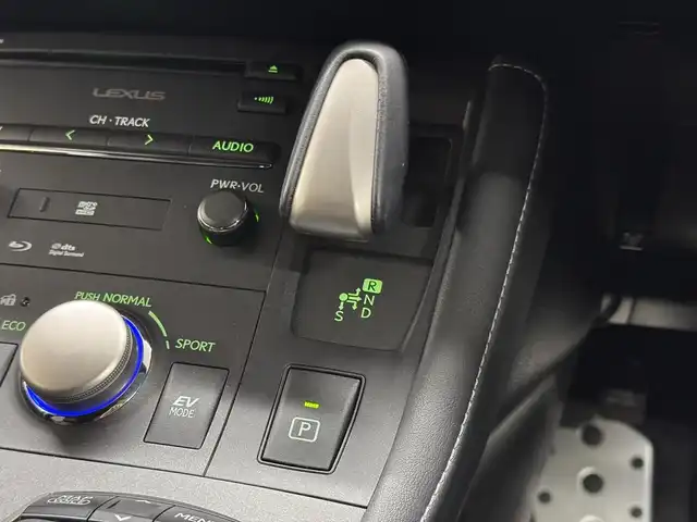 レクサス ＣＴ 200h Fスポーツ 三重県 2017(平29)年 3.9万km 赤／黒 ハイブリッド/FF/MTモード付インパネCVT/純正 7インチナビ/（AM/FM/CD/DVD/Blu-ray/SDREC/SD/USB/Bluetooth/AUX/TV）/バックガイドモニター/ドライブレコーダー 前方/ビルトイン ETC2.0/安全/・クリアランスソナー＆バックソナー/・S-VSC/・TRC/・緊急ブレーキシグナル/・車両接近通報装置/装備/・【OP】Fスポーツ用本革シート*/・8wayパワーシート（D電動ランバーサポート付8way/N4way）/・シートヒーター（D/N）/・左右独立オートエアコン（花粉除去モード付）/・オートライト/・LED ヘッドランプ＆フロントフォグランプ/・パドルシフト/・自動防眩ルームミラー/・【OP】オート電動格納式ドアミラー（広角・自動防眩・リバース連動チルトダウン・メモリー・ヒーター付）*/・【OP】雨滴感応式間欠フロントワイパー*/・プッシュスタート/・18inAW（純正流用）/・保/取/ナビ取/・スマートキーx2＋カードキーx1/・210系カローラスポーツ18inAW 純正流用/・外装色『レッドマイカクリスタルシャイン［3R1］×ブラック［212］［2LM］』/など/*…セットでメーカーOP