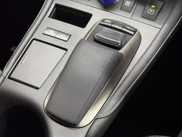 レクサス ＣＴ 200h Fスポーツ 三重県 2017(平29)年 3.9万km 赤／黒 ハイブリッド/FF/MTモード付インパネCVT/純正 7インチナビ/（AM/FM/CD/DVD/Blu-ray/SDREC/SD/USB/Bluetooth/AUX/TV）/バックガイドモニター/ドライブレコーダー 前方/ビルトイン ETC2.0/安全/・クリアランスソナー＆バックソナー/・S-VSC/・TRC/・緊急ブレーキシグナル/・車両接近通報装置/装備/・【OP】Fスポーツ用本革シート*/・8wayパワーシート（D電動ランバーサポート付8way/N4way）/・シートヒーター（D/N）/・左右独立オートエアコン（花粉除去モード付）/・オートライト/・LED ヘッドランプ＆フロントフォグランプ/・パドルシフト/・自動防眩ルームミラー/・【OP】オート電動格納式ドアミラー（広角・自動防眩・リバース連動チルトダウン・メモリー・ヒーター付）*/・【OP】雨滴感応式間欠フロントワイパー*/・プッシュスタート/・18inAW（純正流用）/・保/取/ナビ取/・スマートキーx2＋カードキーx1/・210系カローラスポーツ18inAW 純正流用/・外装色『レッドマイカクリスタルシャイン［3R1］×ブラック［212］［2LM］』/など/*…セットでメーカーOP