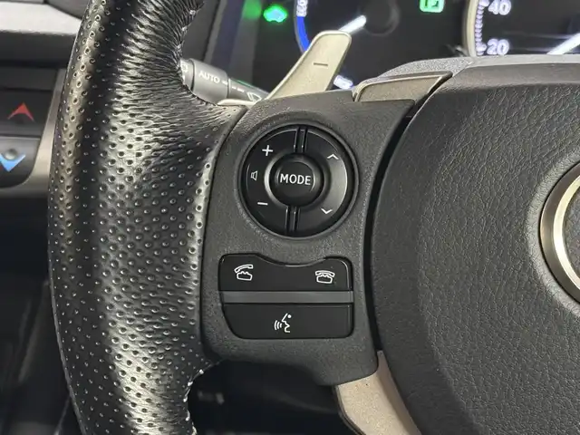 レクサス ＣＴ 200h Fスポーツ 三重県 2017(平29)年 3.9万km 赤／黒 ハイブリッド/FF/MTモード付インパネCVT/純正 7インチナビ/（AM/FM/CD/DVD/Blu-ray/SDREC/SD/USB/Bluetooth/AUX/TV）/バックガイドモニター/ドライブレコーダー 前方/ビルトイン ETC2.0/安全/・クリアランスソナー＆バックソナー/・S-VSC/・TRC/・緊急ブレーキシグナル/・車両接近通報装置/装備/・【OP】Fスポーツ用本革シート*/・8wayパワーシート（D電動ランバーサポート付8way/N4way）/・シートヒーター（D/N）/・左右独立オートエアコン（花粉除去モード付）/・オートライト/・LED ヘッドランプ＆フロントフォグランプ/・パドルシフト/・自動防眩ルームミラー/・【OP】オート電動格納式ドアミラー（広角・自動防眩・リバース連動チルトダウン・メモリー・ヒーター付）*/・【OP】雨滴感応式間欠フロントワイパー*/・プッシュスタート/・18inAW（純正流用）/・保/取/ナビ取/・スマートキーx2＋カードキーx1/・210系カローラスポーツ18inAW 純正流用/・外装色『レッドマイカクリスタルシャイン［3R1］×ブラック［212］［2LM］』/など/*…セットでメーカーOP
