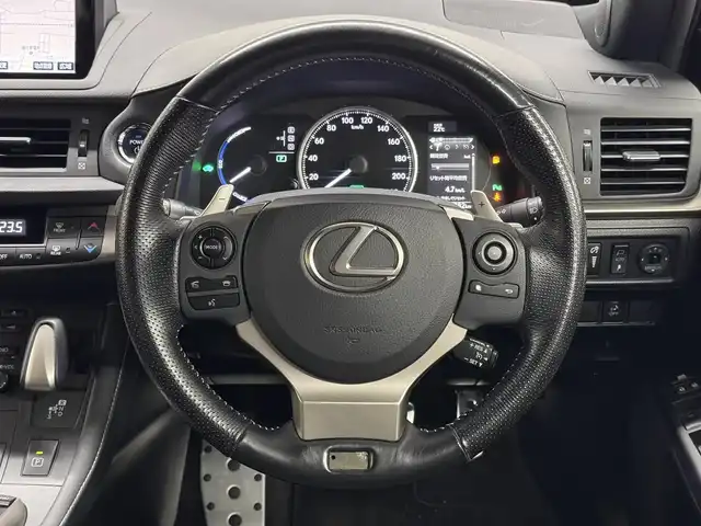 レクサス ＣＴ 200h Fスポーツ 三重県 2017(平29)年 3.9万km 赤／黒 ハイブリッド/FF/MTモード付インパネCVT/純正 7インチナビ/（AM/FM/CD/DVD/Blu-ray/SDREC/SD/USB/Bluetooth/AUX/TV）/バックガイドモニター/ドライブレコーダー 前方/ビルトイン ETC2.0/安全/・クリアランスソナー＆バックソナー/・S-VSC/・TRC/・緊急ブレーキシグナル/・車両接近通報装置/装備/・【OP】Fスポーツ用本革シート*/・8wayパワーシート（D電動ランバーサポート付8way/N4way）/・シートヒーター（D/N）/・左右独立オートエアコン（花粉除去モード付）/・オートライト/・LED ヘッドランプ＆フロントフォグランプ/・パドルシフト/・自動防眩ルームミラー/・【OP】オート電動格納式ドアミラー（広角・自動防眩・リバース連動チルトダウン・メモリー・ヒーター付）*/・【OP】雨滴感応式間欠フロントワイパー*/・プッシュスタート/・18inAW（純正流用）/・保/取/ナビ取/・スマートキーx2＋カードキーx1/・210系カローラスポーツ18inAW 純正流用/・外装色『レッドマイカクリスタルシャイン［3R1］×ブラック［212］［2LM］』/など/*…セットでメーカーOP