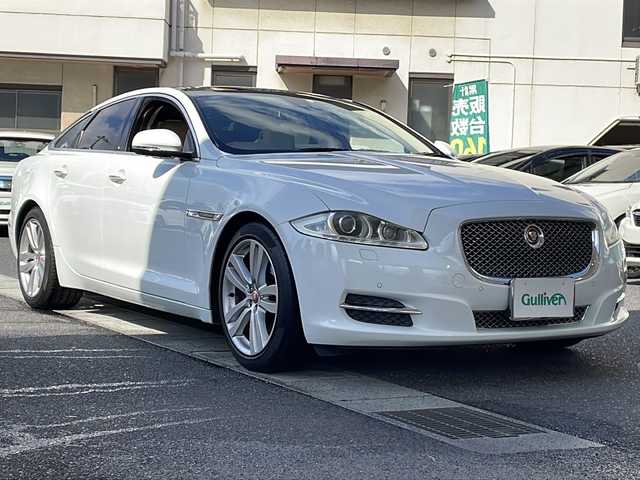ジャガー ＸＪ ラグジュアリー 岡山県 2011(平23)年 13.9万km フジホワイト 登録時走行距離138764km/サンルーフ/純正HDDナビ/(AM/FM/TV/DISC)/クルーズコントロール/クリアランスソナー/バックカメラ/ETC/ドライブレコーダー/D+N席シートヒーター/D+N席パワーシート/D席シートメモリ/パドルシフト/電動リアゲート/スマートキー/純正19インチアルミホイール