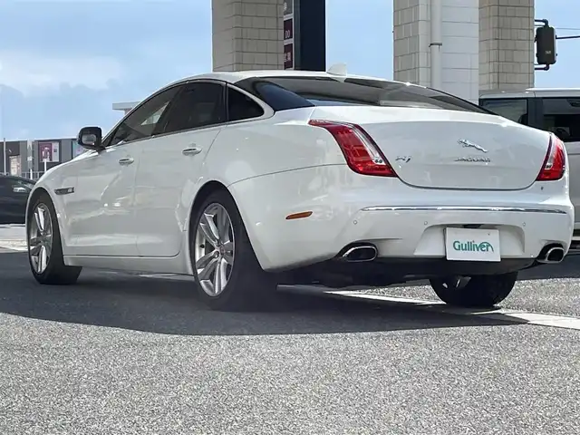 ジャガー ＸＪ ラグジュアリー 岡山県 2011(平23)年 13.9万km フジホワイト 登録時走行距離138764km/サンルーフ/純正HDDナビ/(AM/FM/TV/DISC)/クルーズコントロール/クリアランスソナー/バックカメラ/ETC/ドライブレコーダー/D+N席シートヒーター/D+N席パワーシート/D席シートメモリ/パドルシフト/電動リアゲート/スマートキー/純正19インチアルミホイール