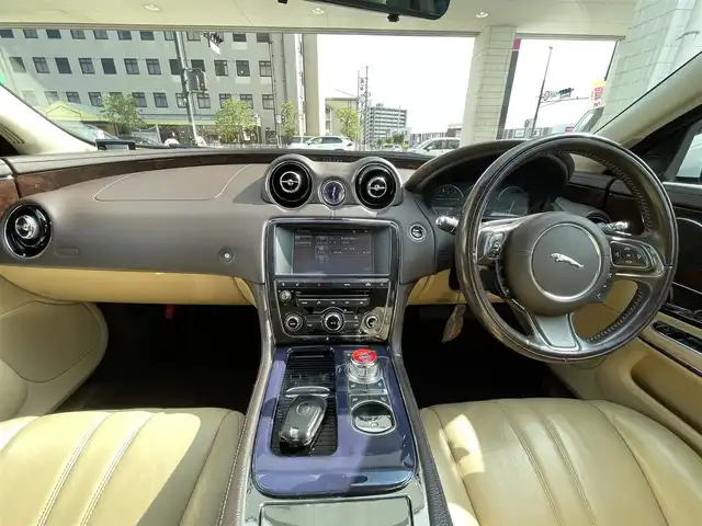 ジャガー ＸＪ ラグジュアリー 岡山県 2011(平23)年 13.9万km フジホワイト 登録時走行距離138764km/サンルーフ/純正HDDナビ/(AM/FM/TV/DISC)/クルーズコントロール/クリアランスソナー/バックカメラ/ETC/ドライブレコーダー/D+N席シートヒーター/D+N席パワーシート/D席シートメモリ/パドルシフト/電動リアゲート/スマートキー/純正19インチアルミホイール