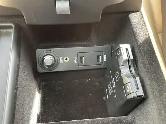 ジャガー ＸＪ ラグジュアリー 岡山県 2011(平23)年 13.9万km フジホワイト 登録時走行距離138764km/サンルーフ/純正HDDナビ/(AM/FM/TV/DISC)/クルーズコントロール/クリアランスソナー/バックカメラ/ETC/ドライブレコーダー/D+N席シートヒーター/D+N席パワーシート/D席シートメモリ/パドルシフト/電動リアゲート/スマートキー/純正19インチアルミホイール