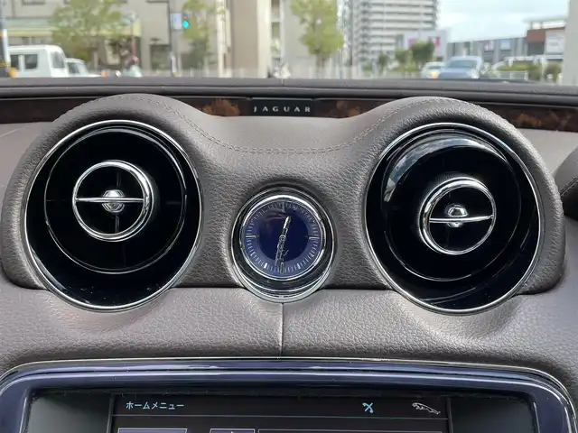 ジャガー ＸＪ ラグジュアリー 岡山県 2011(平23)年 13.9万km フジホワイト 登録時走行距離138764km/サンルーフ/純正HDDナビ/(AM/FM/TV/DISC)/クルーズコントロール/クリアランスソナー/バックカメラ/ETC/ドライブレコーダー/D+N席シートヒーター/D+N席パワーシート/D席シートメモリ/パドルシフト/電動リアゲート/スマートキー/純正19インチアルミホイール