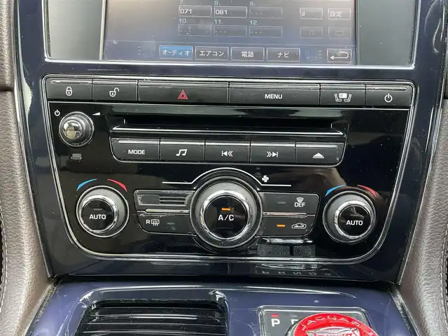 ジャガー ＸＪ ラグジュアリー 岡山県 2011(平23)年 13.9万km フジホワイト 登録時走行距離138764km/サンルーフ/純正HDDナビ/(AM/FM/TV/DISC)/クルーズコントロール/クリアランスソナー/バックカメラ/ETC/ドライブレコーダー/D+N席シートヒーター/D+N席パワーシート/D席シートメモリ/パドルシフト/電動リアゲート/スマートキー/純正19インチアルミホイール