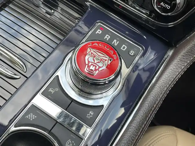 ジャガー ＸＪ ラグジュアリー 岡山県 2011(平23)年 13.9万km フジホワイト 登録時走行距離138764km/サンルーフ/純正HDDナビ/(AM/FM/TV/DISC)/クルーズコントロール/クリアランスソナー/バックカメラ/ETC/ドライブレコーダー/D+N席シートヒーター/D+N席パワーシート/D席シートメモリ/パドルシフト/電動リアゲート/スマートキー/純正19インチアルミホイール