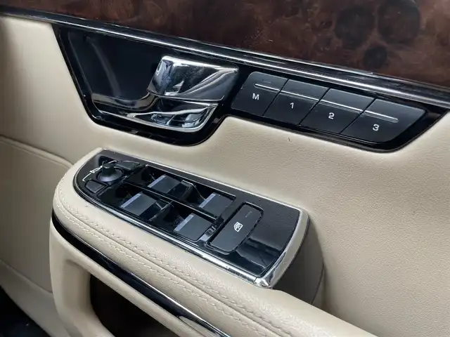 ジャガー ＸＪ ラグジュアリー 岡山県 2011(平23)年 13.9万km フジホワイト 登録時走行距離138764km/サンルーフ/純正HDDナビ/(AM/FM/TV/DISC)/クルーズコントロール/クリアランスソナー/バックカメラ/ETC/ドライブレコーダー/D+N席シートヒーター/D+N席パワーシート/D席シートメモリ/パドルシフト/電動リアゲート/スマートキー/純正19インチアルミホイール