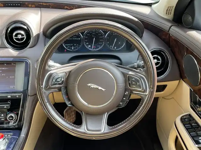 ジャガー ＸＪ ラグジュアリー 岡山県 2011(平23)年 13.9万km フジホワイト 登録時走行距離138764km/サンルーフ/純正HDDナビ/(AM/FM/TV/DISC)/クルーズコントロール/クリアランスソナー/バックカメラ/ETC/ドライブレコーダー/D+N席シートヒーター/D+N席パワーシート/D席シートメモリ/パドルシフト/電動リアゲート/スマートキー/純正19インチアルミホイール