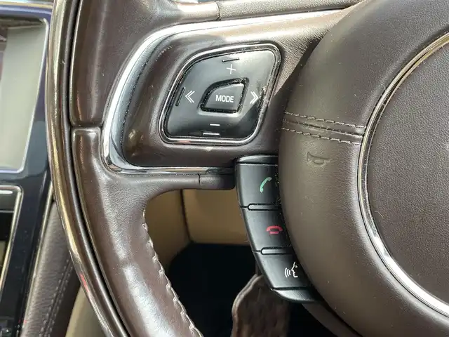 ジャガー ＸＪ ラグジュアリー 岡山県 2011(平23)年 13.9万km フジホワイト 登録時走行距離138764km/サンルーフ/純正HDDナビ/(AM/FM/TV/DISC)/クルーズコントロール/クリアランスソナー/バックカメラ/ETC/ドライブレコーダー/D+N席シートヒーター/D+N席パワーシート/D席シートメモリ/パドルシフト/電動リアゲート/スマートキー/純正19インチアルミホイール