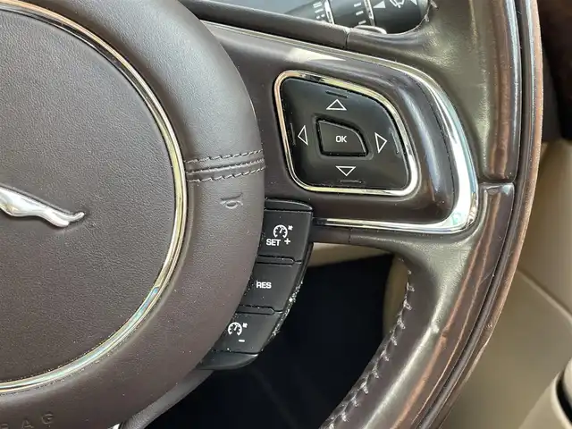 ジャガー ＸＪ ラグジュアリー 岡山県 2011(平23)年 13.9万km フジホワイト 登録時走行距離138764km/サンルーフ/純正HDDナビ/(AM/FM/TV/DISC)/クルーズコントロール/クリアランスソナー/バックカメラ/ETC/ドライブレコーダー/D+N席シートヒーター/D+N席パワーシート/D席シートメモリ/パドルシフト/電動リアゲート/スマートキー/純正19インチアルミホイール