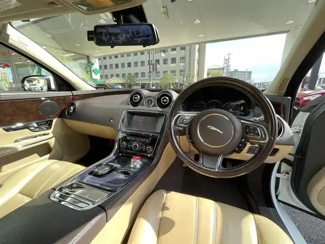 ジャガー ＸＪ ラグジュアリー 岡山県 2011(平23)年 13.9万km フジホワイト 登録時走行距離138764km/サンルーフ/純正HDDナビ/(AM/FM/TV/DISC)/クルーズコントロール/クリアランスソナー/バックカメラ/ETC/ドライブレコーダー/D+N席シートヒーター/D+N席パワーシート/D席シートメモリ/パドルシフト/電動リアゲート/スマートキー/純正19インチアルミホイール
