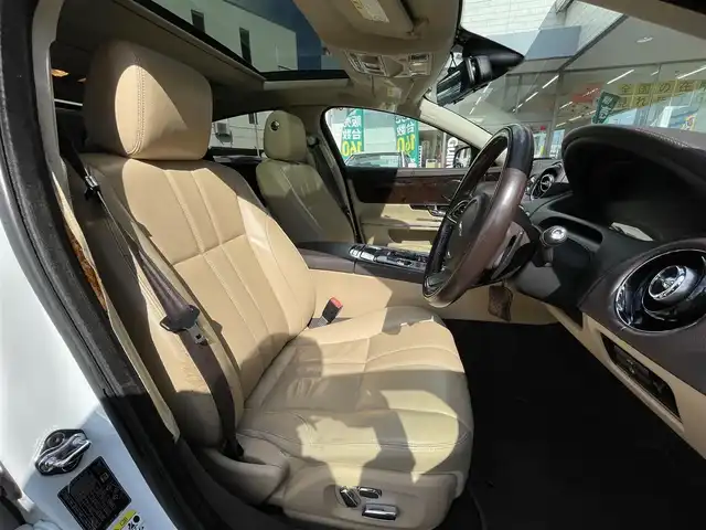 ジャガー ＸＪ ラグジュアリー 岡山県 2011(平23)年 13.9万km フジホワイト 登録時走行距離138764km/サンルーフ/純正HDDナビ/(AM/FM/TV/DISC)/クルーズコントロール/クリアランスソナー/バックカメラ/ETC/ドライブレコーダー/D+N席シートヒーター/D+N席パワーシート/D席シートメモリ/パドルシフト/電動リアゲート/スマートキー/純正19インチアルミホイール