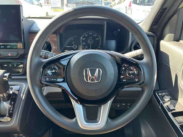 ホンダ Ｎ ＯＮＥ オリジナル スタイル+アーバン 神奈川県 2024(令6)年 0.9万km ガーデングリーンM 純正9インチSDナビ【LXU-247NBi】/(AM/FM/フルセグ/DVD/CD/SD/USB/MSV/Bluetooth)/ホンダセンシング/アクティブクルーズコントロール/充電用USBタイプCポート×2/プライムスムースフロントシート/前席シートヒーター/14インチスチールホイール＋カラードディッシュホイール/CMBS/先行車発進お知らせ/路外逸脱抑制システム/レーンキープアシストシステム/標識認識機能/アイドリングストップ/LEDヘッドライト/オートライト/ウィンカーミラー/電動格納ミラー/プッシュスタート/スマートキー/フロアマット/保証書