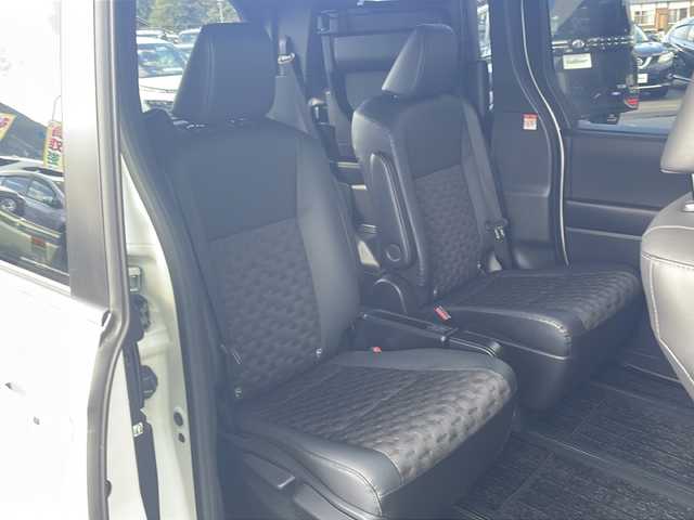 トヨタ ヴォクシー ハイブリッド S－Z 京都府 2022(令4)年 4.9万km ホワイトパールクリスタルシャイン 純正１０インチディスプレイオーディオ　ナビ　フルセグ　Ｂｌｕｅｔｏｏｔｈオーディオ　バックカメラ　後席フリップダウンモニター　レーダークルーズ　両側パワースライド　ＬＥＤライト　シートヒーター　前後ドラレコ　クリアランスソナー　ビルトインETC