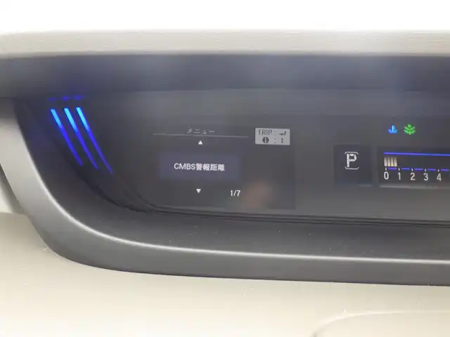 ホンダ フリード G ホンダセンシング 千葉県 2016(平28)年 4.9万km ルナシルバーM ホンダセンシング/・衝突軽減ブレーキ（CMBS）/・車線維持支援システム（LKAS）/・アダプティブクルーズコントロール（ACC）/・誤発進抑制機能/・後方誤発進抑制機能/アイドリングストップ/両側パワースライドドア/純正メモリーナビ/地デジTV/【DVD/CD再生可　Bluetooth接続】/バックカメラ/ETC/LEDヘッドライト/ウインカーミラー/ステアリングヒーター/フロントコーナーセンサー/スマートキー