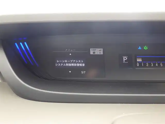 ホンダ フリード G ホンダセンシング 千葉県 2016(平28)年 4.9万km ルナシルバーM ホンダセンシング/・衝突軽減ブレーキ（CMBS）/・車線維持支援システム（LKAS）/・アダプティブクルーズコントロール（ACC）/・誤発進抑制機能/・後方誤発進抑制機能/アイドリングストップ/両側パワースライドドア/純正メモリーナビ/地デジTV/【DVD/CD再生可　Bluetooth接続】/バックカメラ/ETC/LEDヘッドライト/ウインカーミラー/ステアリングヒーター/フロントコーナーセンサー/スマートキー
