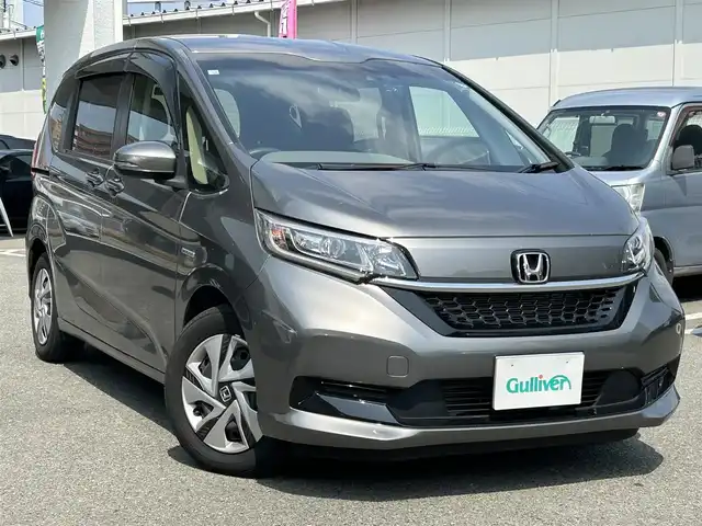 ホンダ フリード ハイブリット G ホンダセンシング 福岡県 2020(令2)年 2.6万km スーパープラチナグレーメタリック ワンオーナー/禁煙車/社外ナビ carrozzeria/（Bluetooth・フルセグTV・FM/AM・DVD・CD）/バックカメラ/ドライブレコーダー/レーダークルーズコントロール/プリクラッシュセーフティー/横滑り防止システム/レーンアシストコントロール/両側パワースライドドア/シートヒーターD/N/ビルトインETC/USBポート/ドアバイザー/プッシュスタート/取扱説明書/保証書/スペアキー×１