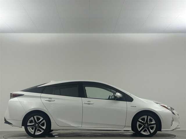 トヨタ プリウス A ツーリングセレクション 埼玉県 2016(平28)年 6.1万km ホワイトパールクリスタルシャイン 純正９型ナビ　フルセグ　ＢＴ　ＤＶＤ　ＨＤＭＩ　レーダークルーズコントロール　前席シートヒーター　純正ドライブレコーダー　前後クリアランスソナー　バックカメラ　ＬＥＤヘッドライト　ビルトインＥＴＣ