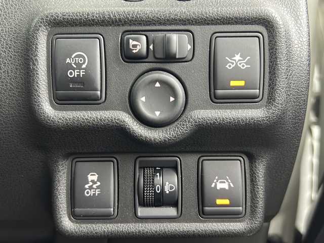 日産 ノート メダリスト エマージェンシーB 愛知県 2014(平26)年 5.3万km ブリリアントホワイトパール 禁煙車/純正7インチナビ/（CD/DVD/Bluetooth/フルセグTV）/全方位カメラ/衝突軽減ブレーキ/レーンキープアシストスマート/踏み間違い衝突防止アシスト/ETC/アイドリングストップ/横滑り防止装置/スマートキー/プッシュスタート/純正15インチアルミホイール/純正フロアマット