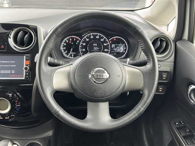 日産 ノート メダリスト エマージェンシーB 愛知県 2014(平26)年 5.3万km ブリリアントホワイトパール 禁煙車/純正7インチナビ/（CD/DVD/Bluetooth/フルセグTV）/全方位カメラ/衝突軽減ブレーキ/レーンキープアシストスマート/踏み間違い衝突防止アシスト/ETC/アイドリングストップ/横滑り防止装置/スマートキー/プッシュスタート/純正15インチアルミホイール/純正フロアマット