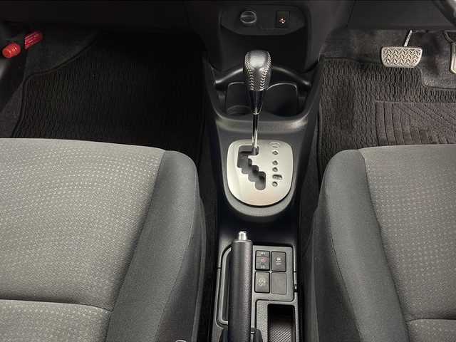 トヨタ ヴィッツ U 鹿児島県 2017(平29)年 9.8万km シルバーM 純正ナビ/(ワンセグTV/CD/Bluetooth)/バックカメラ/ステアリングスイッチ/シートヒーター（D席）/アイドリングストップ/コーナーセンサー（前後）/横滑り防止/ETC/LEDヘッドライト/純正フロアマット/革巻きステアリング/スマートキー